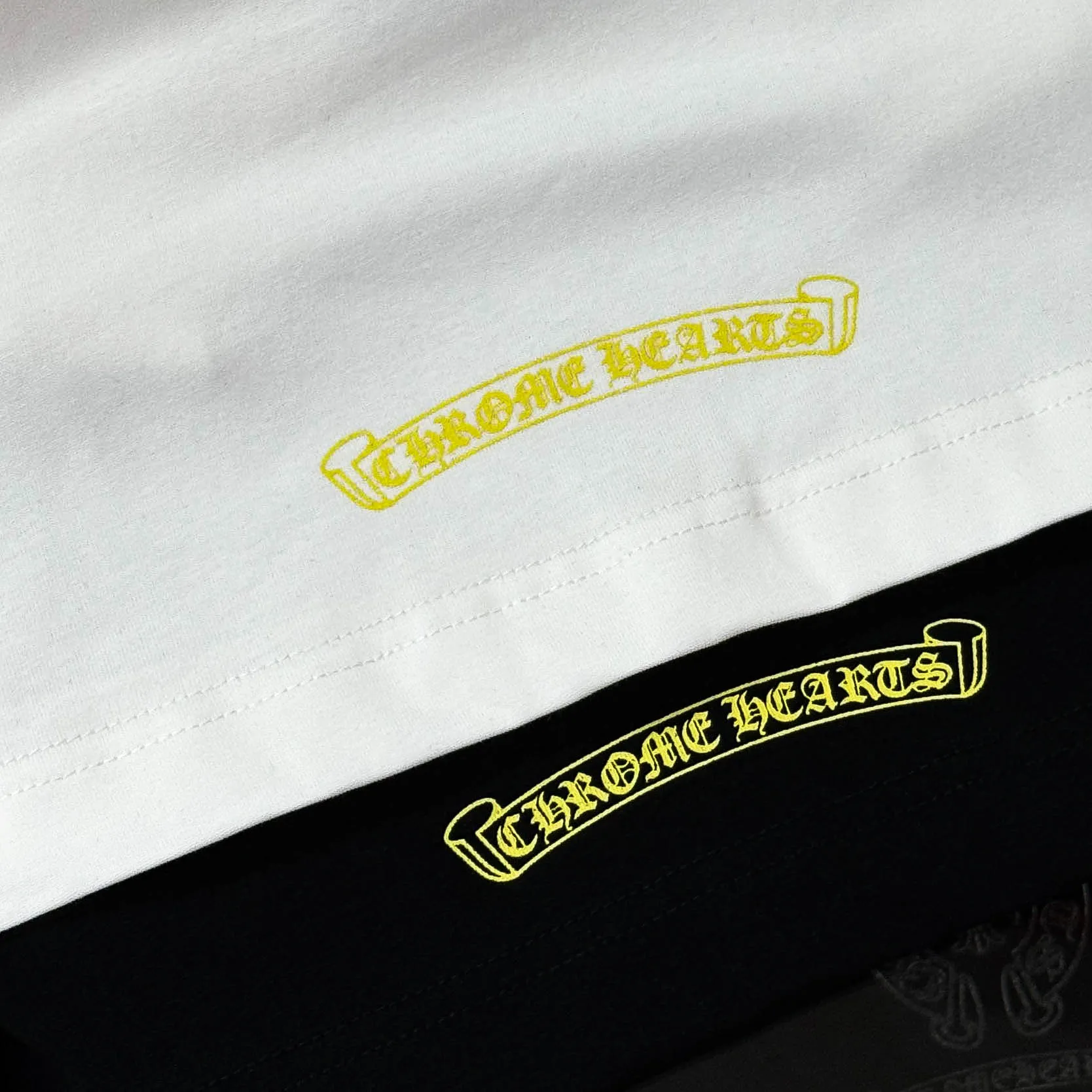 P170 Chrome Hearts Chrome Hearts 25 high-end versions. The fabric is made of 300 grams of high-density pure cotton. It does not deform or shrink. It has three labels. It is the same style for men and women. Technology: Digital printing. Color: White. Black. SIZE: S-XL.